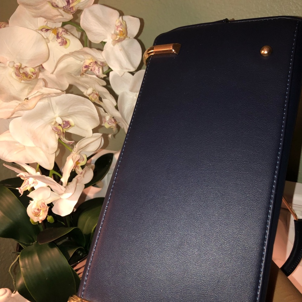 Medium sized navy purse (new without tags) - Picture 5 of 5